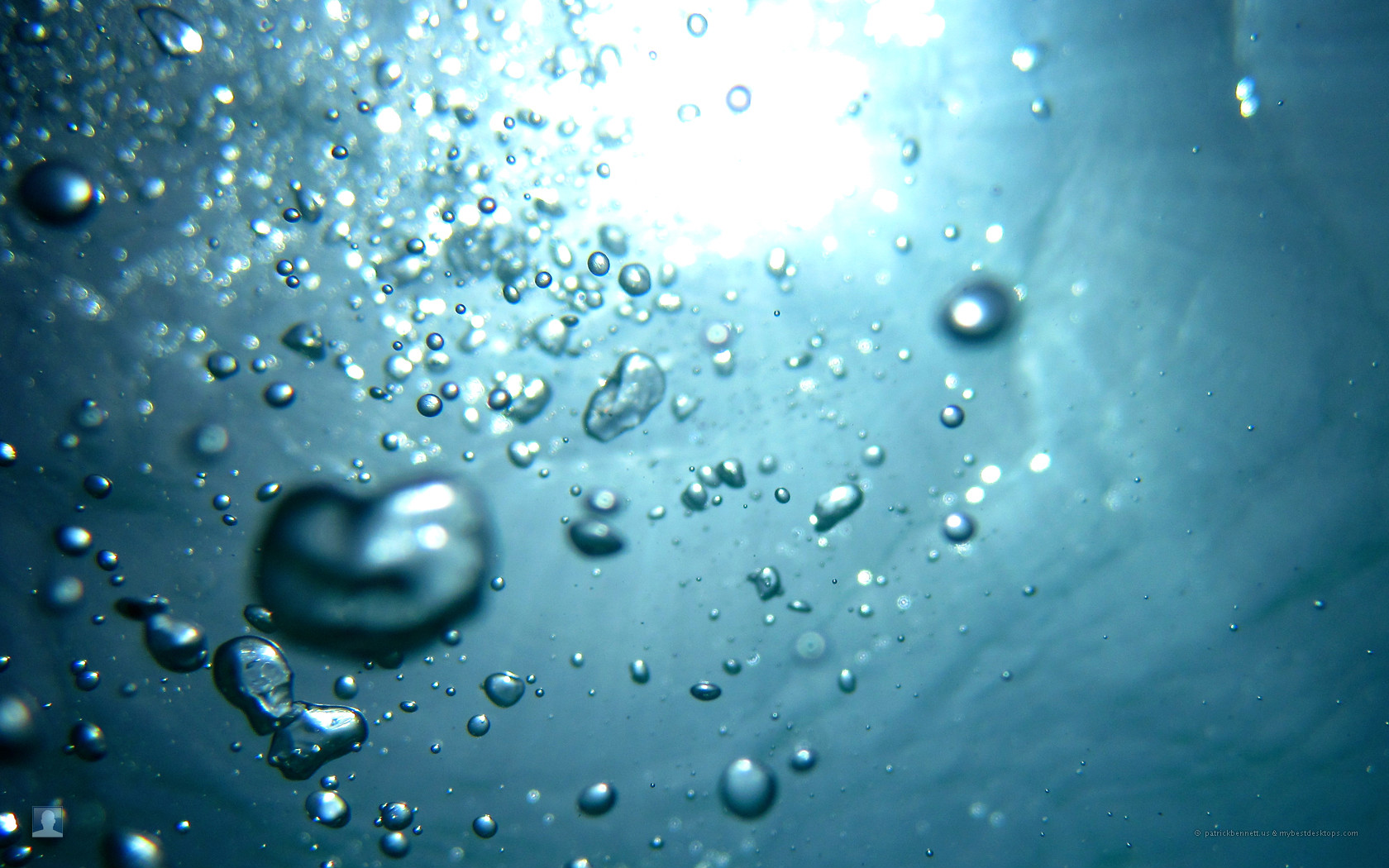 Почему в воде пузыри. Пузыри под водой. Пузыри воздуха в воде. Вода обои. Капля воды в воздухе.
