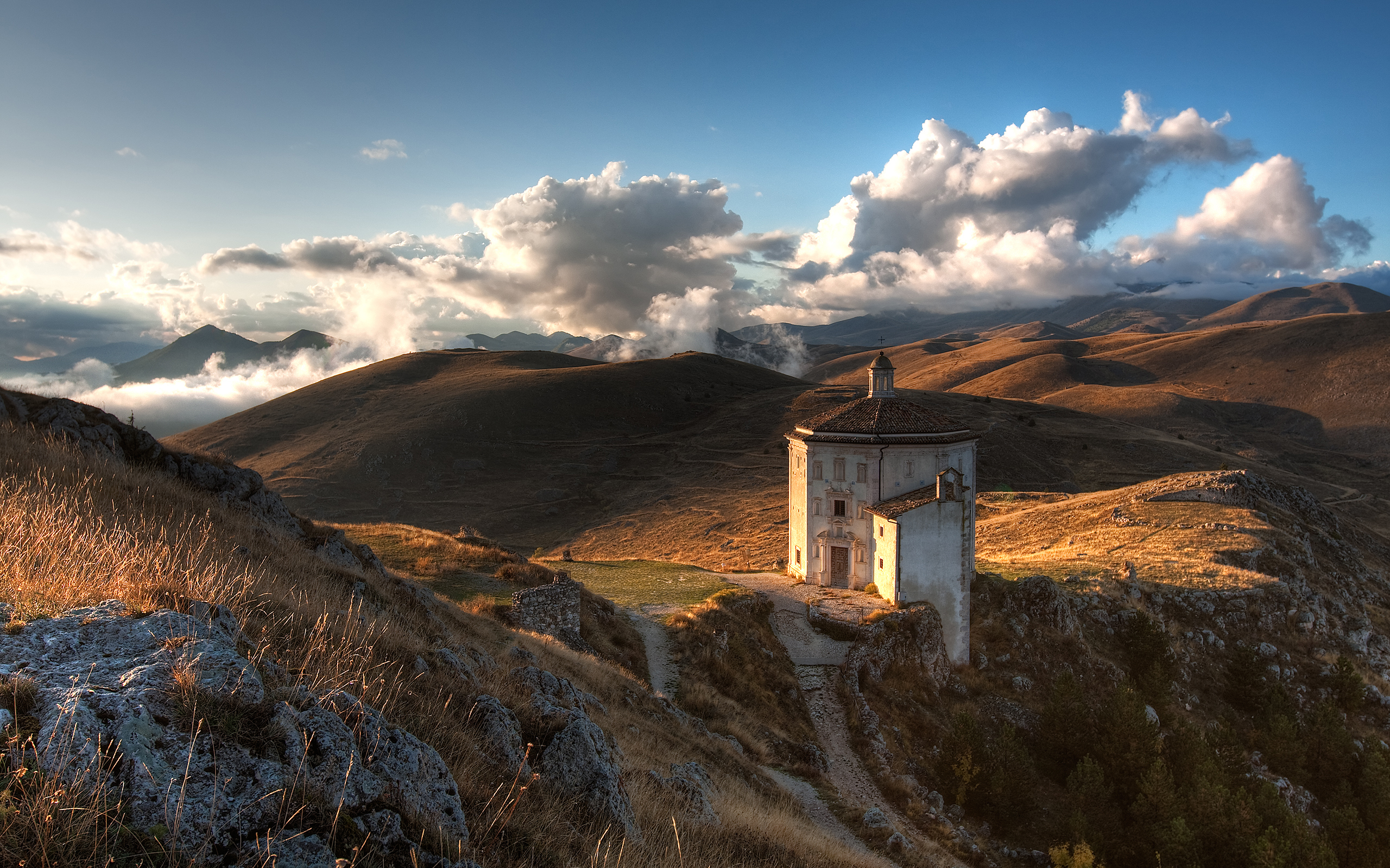 Одинокий холм. Часовня на горе в Армении. Гора Дизапайт Церковь катаро. Церковь в Молдавии на Холме. Гора Афон.