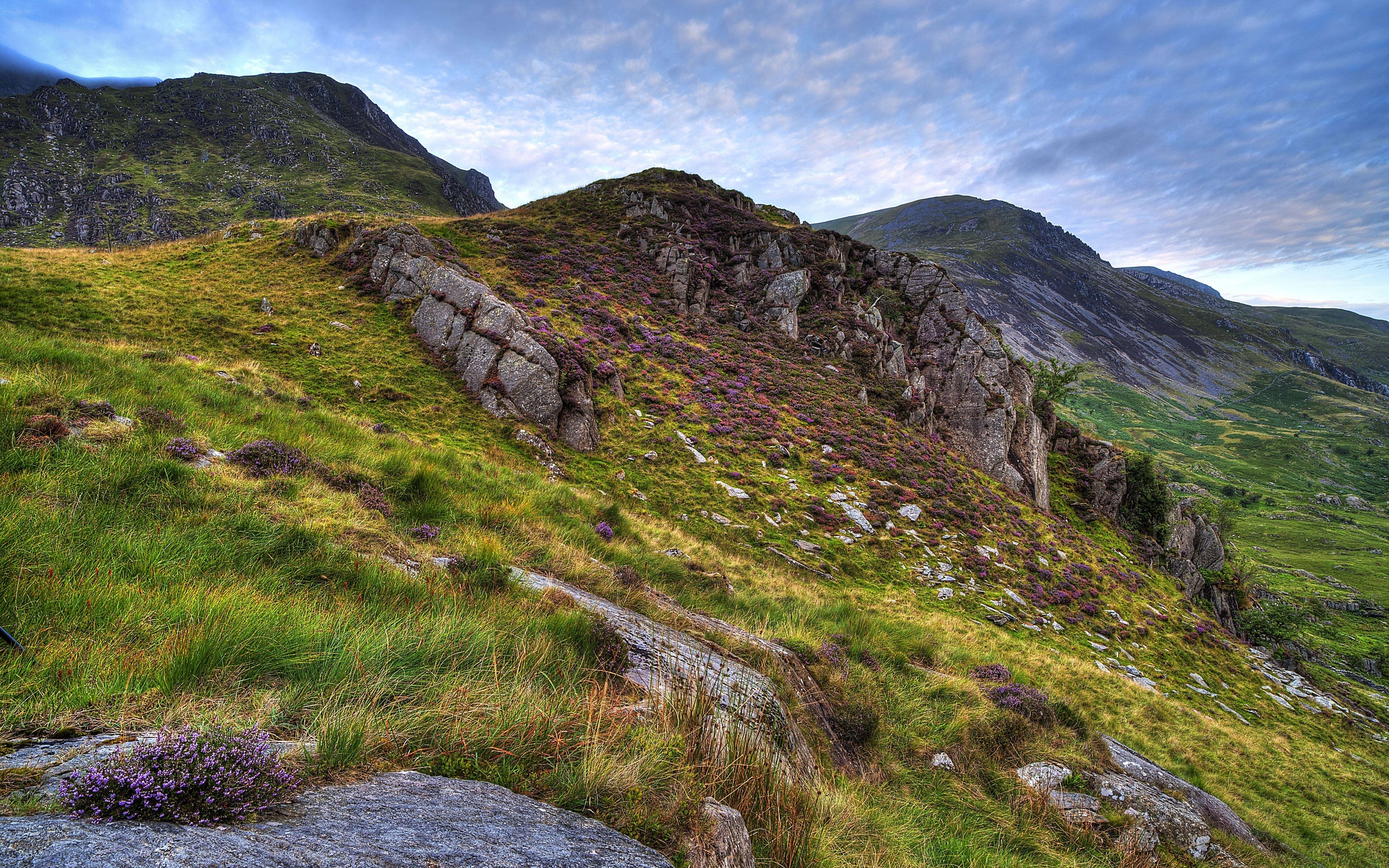 Какие есть холмы. Пеннинские горы Великобритании. Гора Бен Невис в Шотландии. Сноудония скалы. Гористая местность в Англии.